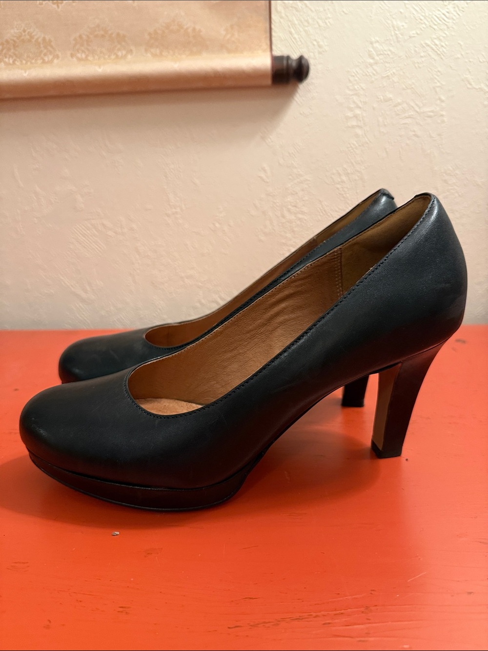 Clarks Artisan Delise Bliss Black Leather Women's Mid-Heel Pumps size 8 - Picture 2 of 10